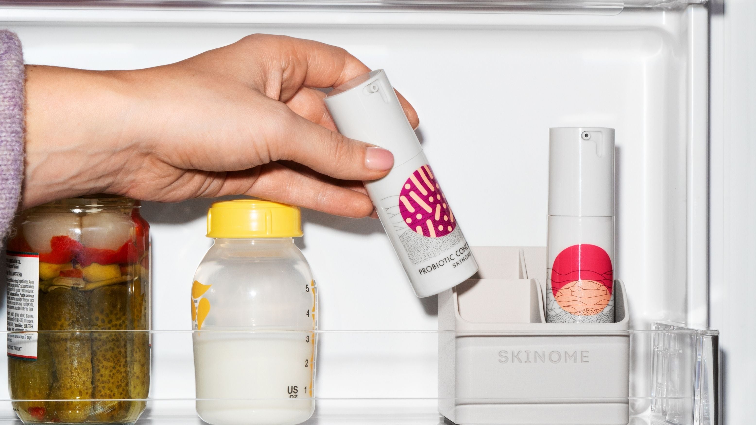 Färsk hudvård i kylskåp – visar konceptet kort hållbarhet och aktiva ingredienser utan tillsatser