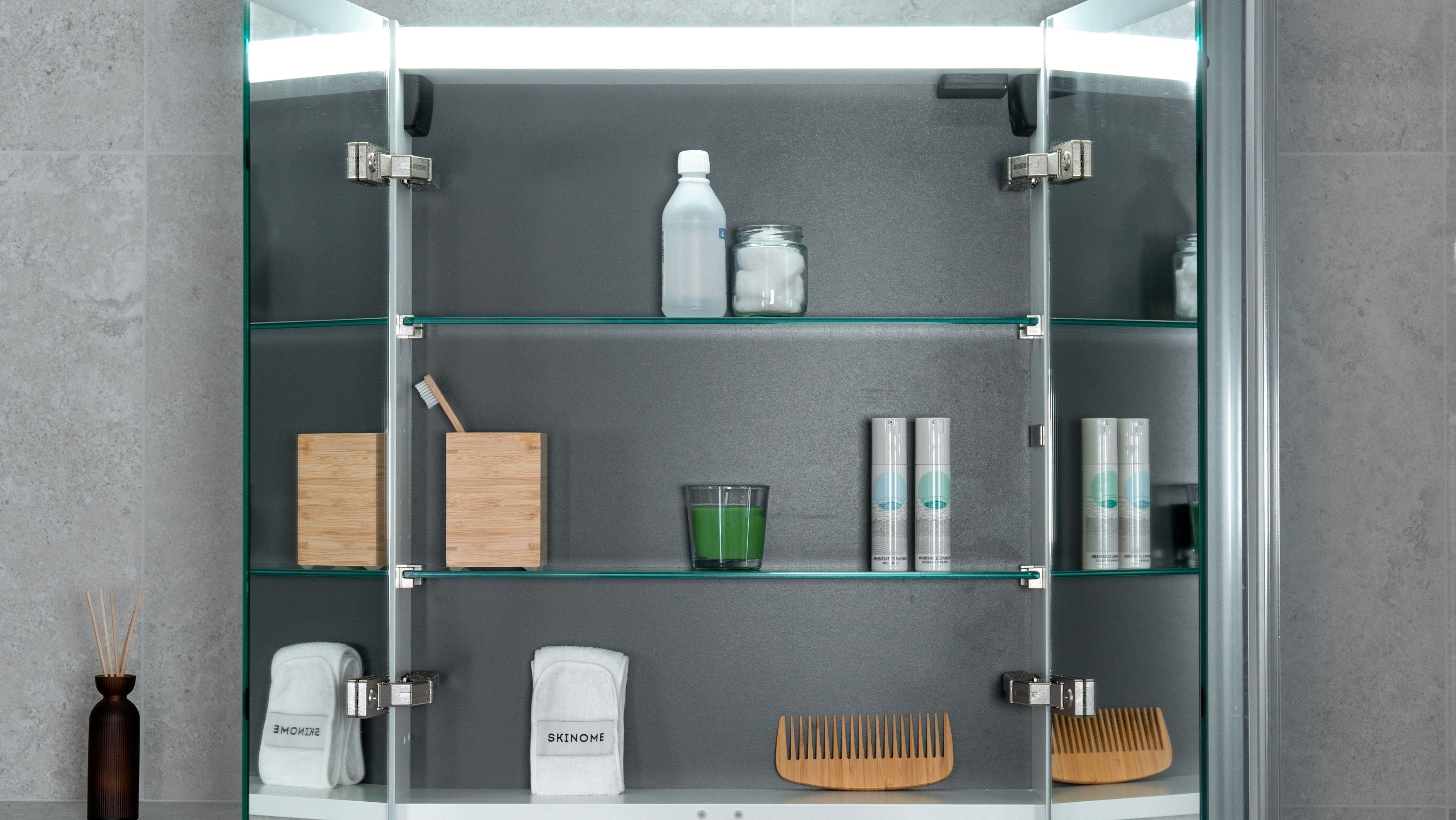 Minimalistisk hudvårdsrutin – visar filosofin bakom slow skincare och hållbara val för huden