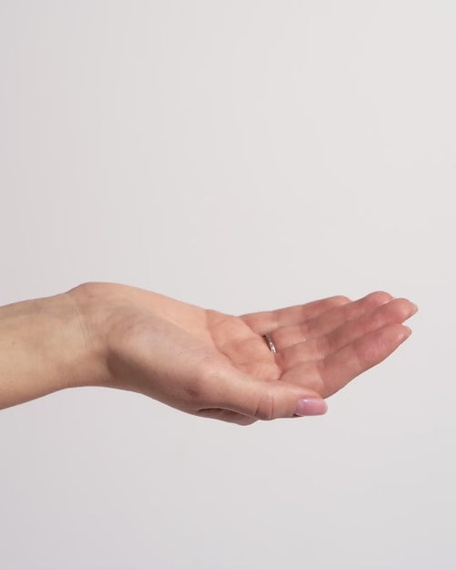 Hand håller Retinal Concentrate från Skinome – visuell produktdemo